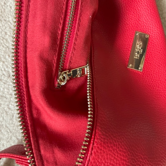 BCBG Paris large red pebbled tote with matching cross body bag - Picture 6 of 6